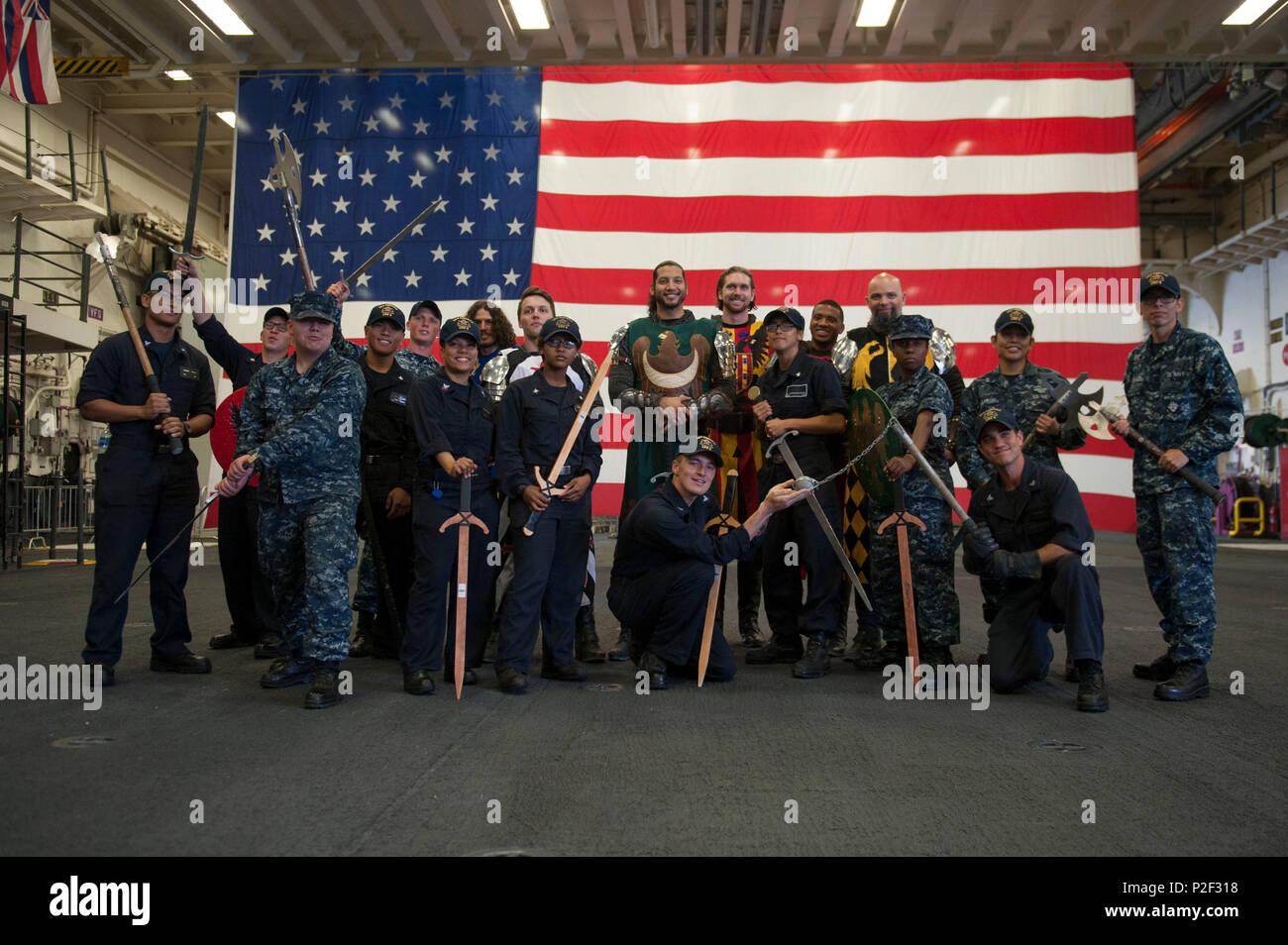 160901-N-MZ 309-139 SAN PEDRO, Kalifornien (Sept. 1, 2016) - Ritter von der Familie Dinner theater Restaurant mittelalterliche Zeiten für ein Foto mit Matrosen zu Amphibisches Schiff USS America (LHA 6) in den Hangar Bucht während der Eröffnungs-Los Angeles Flotte Woche zugewiesen. Flotte Woche bietet der Öffentlichkeit die Möglichkeit, Schiffe zu Tour, treffen Segler, Marines, und die Mitglieder der Küstenwache und ein besseres Verständnis dafür, wie das Meer Service der nationalen Verteidigung der Vereinigten Staaten und die Freiheit der Meere Unterstützung gewinnen. (U.S. Marine Foto von Mass Communication Specialist 1. Klasse Ryan Riley/Releas Stockfoto