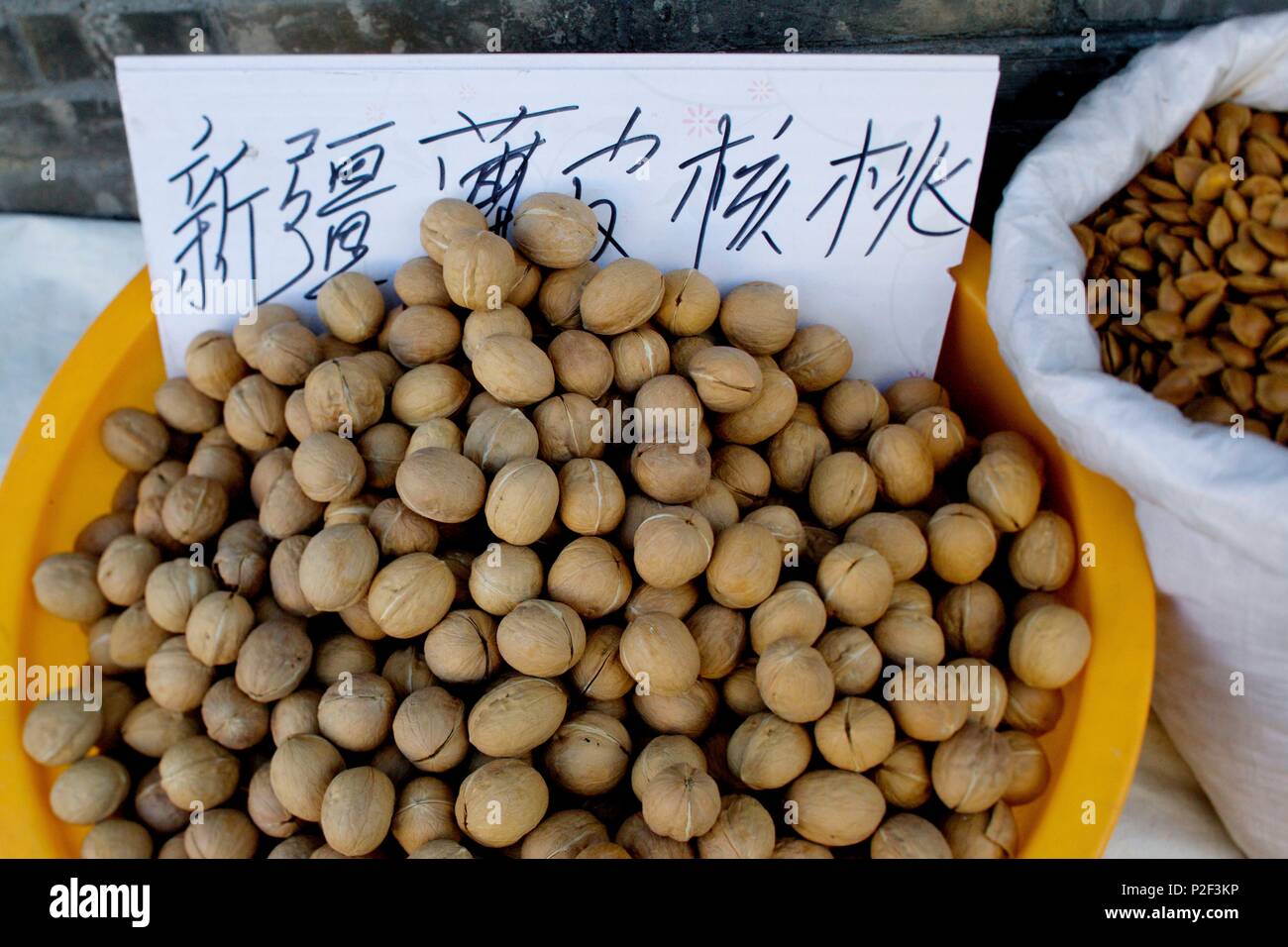 China, Peking, Verkauf von Muttern in einem Hutong Stockfoto