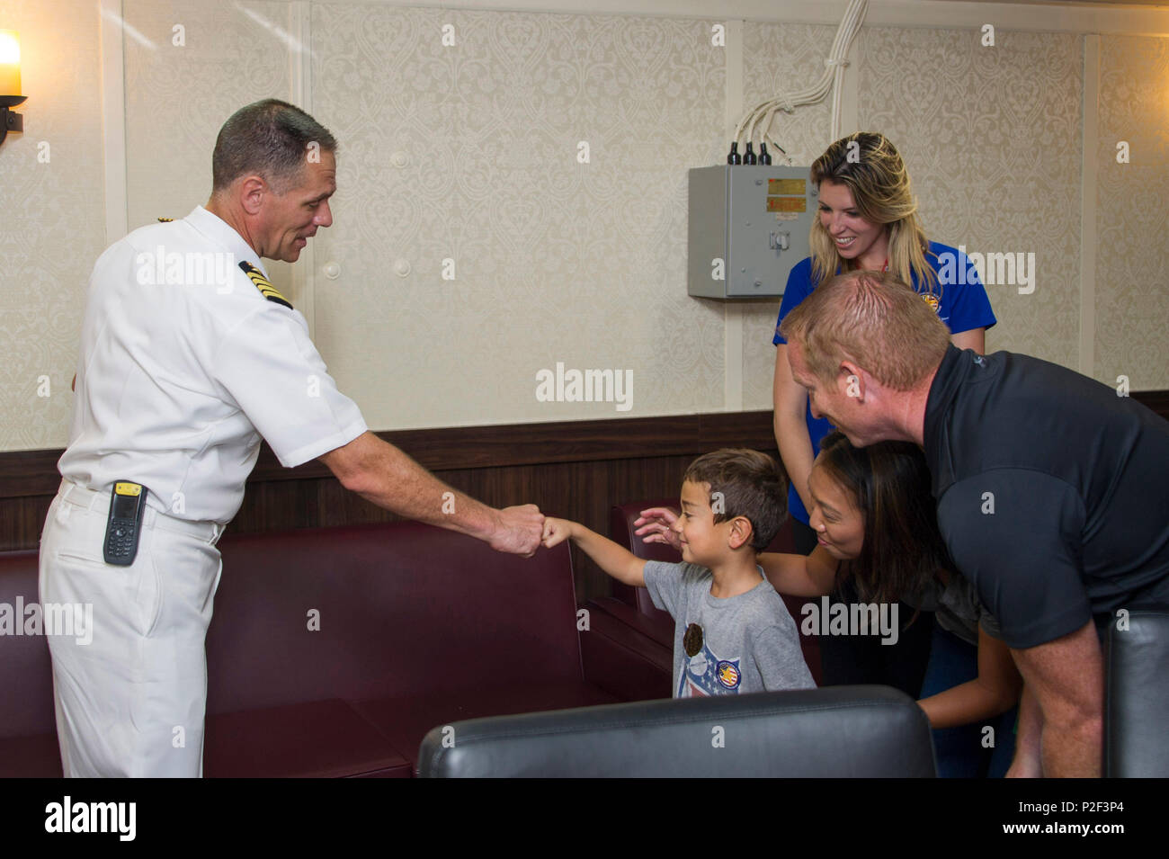 160901-N-FO 981-005 SAN PEDRO, Kalifornien (Sept. 1, 2016) - Kapitän Joseph R. Olson, kommandierender Offizier der Amphibisches Schiff USS America (LHA 6), "Faust - Stösse" ein Kind touring das Schiff, während der Eröffnungs-Los Angeles Flotte Woche. Flotte Woche bietet der Öffentlichkeit die Möglichkeit, Schiffe zu Tour, treffen Segler, Marines, und die Mitglieder der Küstenwache und ein besseres Verständnis dafür, wie das Meer Service der nationalen Verteidigung der Vereinigten Staaten und die Freiheit der Meere Unterstützung gewinnen. (U.S. Marine Foto von Mass Communication Specialist Seaman Jakob Holloway/Freigegeben) Stockfoto