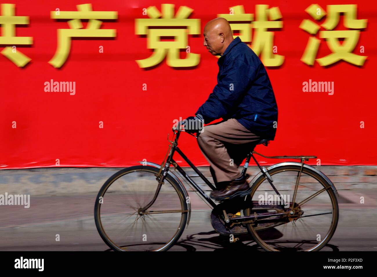 China, Peking, Radfahrer auf der Straße Stockfoto