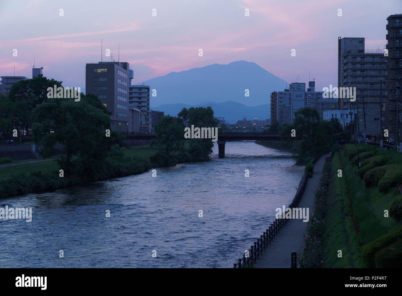 Asahibashi Brücke und Kitakami Fluss, Mt. Iwate auf der Rückseite, Blick von der Brücke, Kaiunbashi Morioka Stadt, Iwate Präfektur, Japan Stockfoto