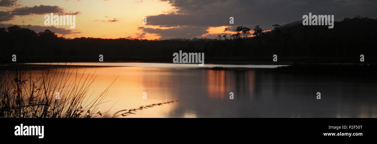 Blick auf See cathie nsw vom Barsch Bohrung auf Sonnenuntergang Sonnenuntergang über Wasser. Blick auf den See und Reflexionen. Stockfoto