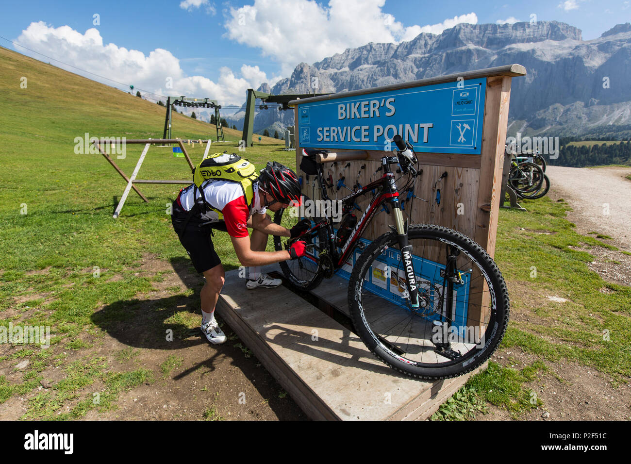 Biker sein Fahrrad im Service Point der Emilio Comici Hütte am Langkofel,  Trentino Südtirol, Italien Instandsetzung Stockfotografie - Alamy