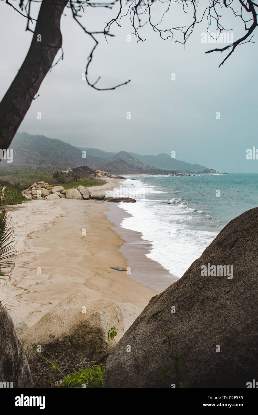 Leere Sandstrand auf dem geschützten Küste der Tayrona Nationalpark Natur in Kolumbien an der karibischen Küste Stockfoto