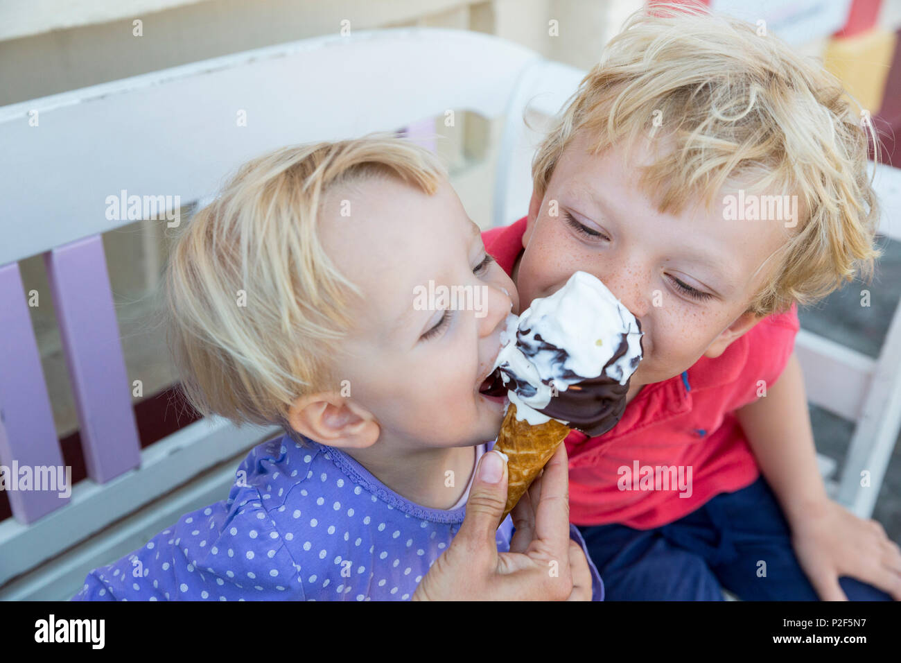 Kinder Eis essen - Creme, Bornholm ist bekannt für sein Eis, Ostsee, MR, Gudhjem, Bornholm, Dänemark, Europa Stockfoto