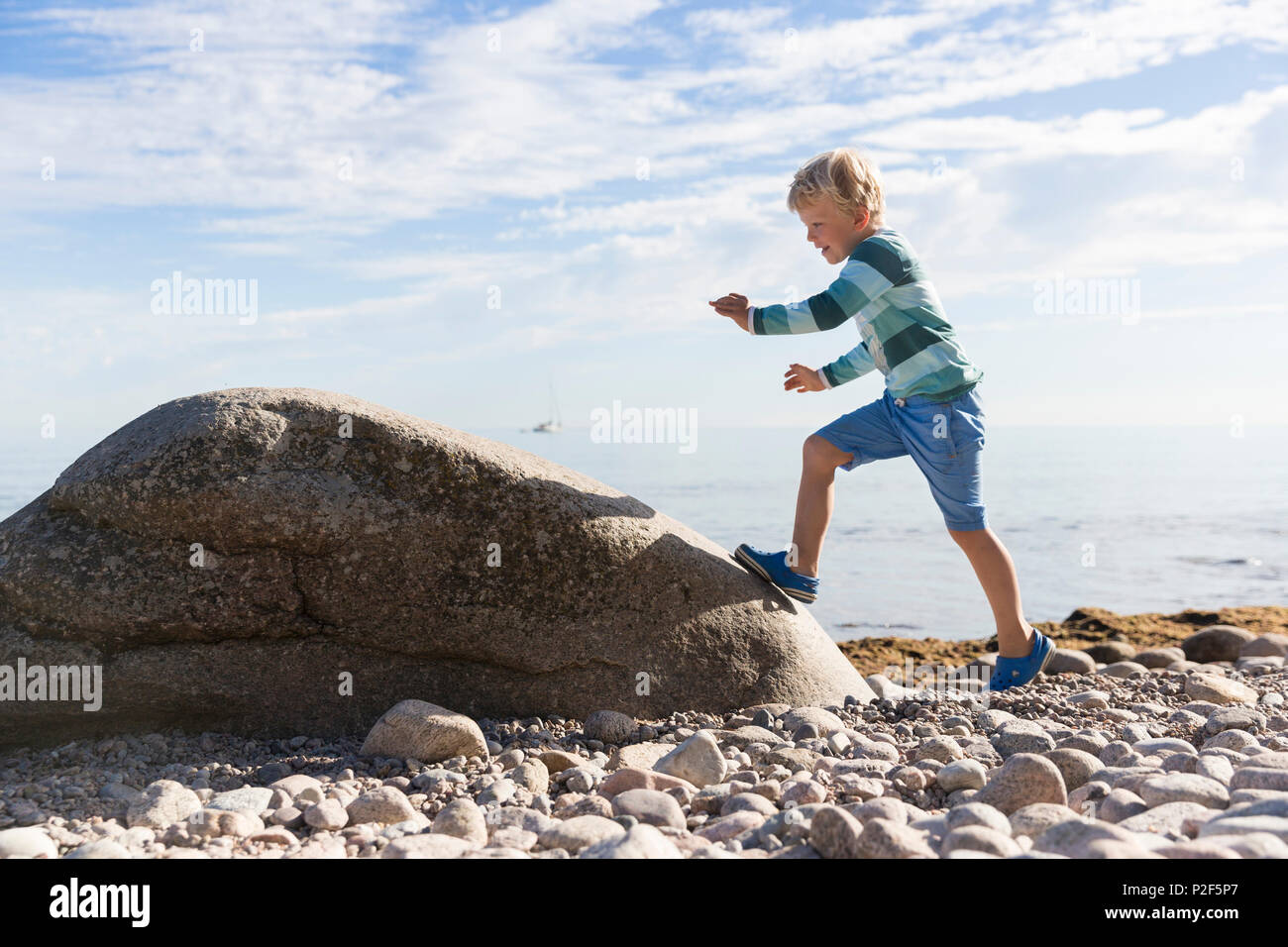 Junge spielt am Strand, 5 Jahre alt, Ostsee, HERR, in der Nähe von Gudhjem, Bornholm, Dänemark, Europa Stockfoto