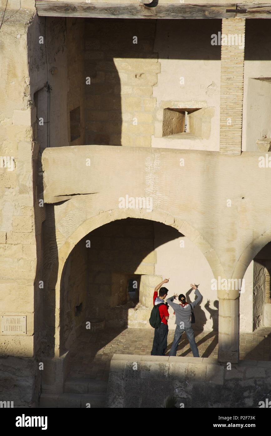 Spanien - Valencia autonome Region - L'ALACANTÍ (Kreis) - Alicante. Alicante (Hauptstadt) Castillo de Santa Bárbara; Torre del Homenaje en la plaza de La Torreta (1er. recinto); pareja haciendo Juegos de sombras. Stockfoto