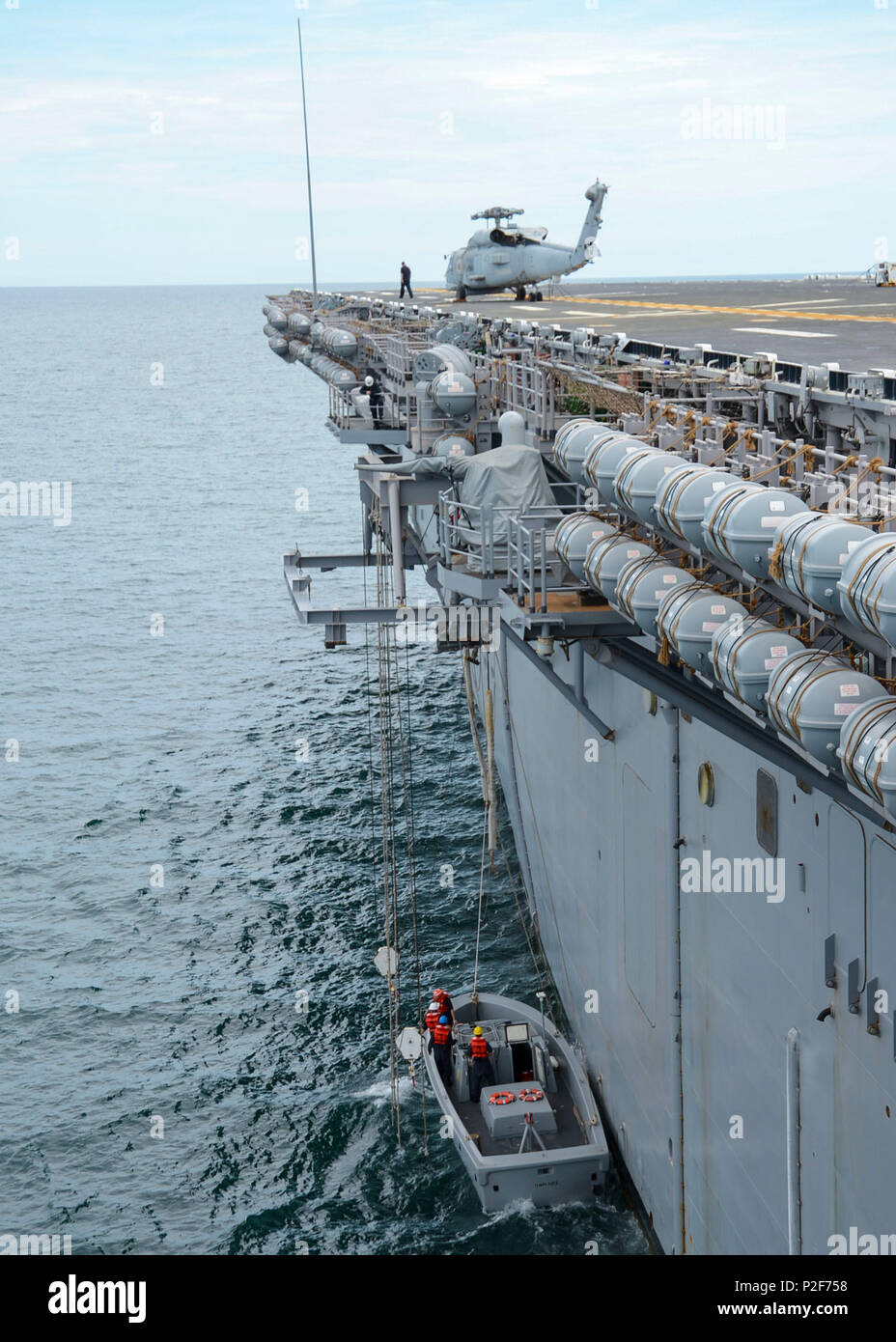 MAYPORT, Florida (12 September 2016) - Matrosen an Bord der Amphibisches Schiff USS Iwo Jima (LHD 7) Heben eine Landing Craft Personal große (LCPL) während der kleinen Boot. USS Iwo Jima ist derzeit zur Unterstützung der Flight Deck im laufenden Betrieb. (U.S. Marine Foto von Mass Communication Specialist 2. Klasse Hunter S. Harwell/Freigegeben) Stockfoto