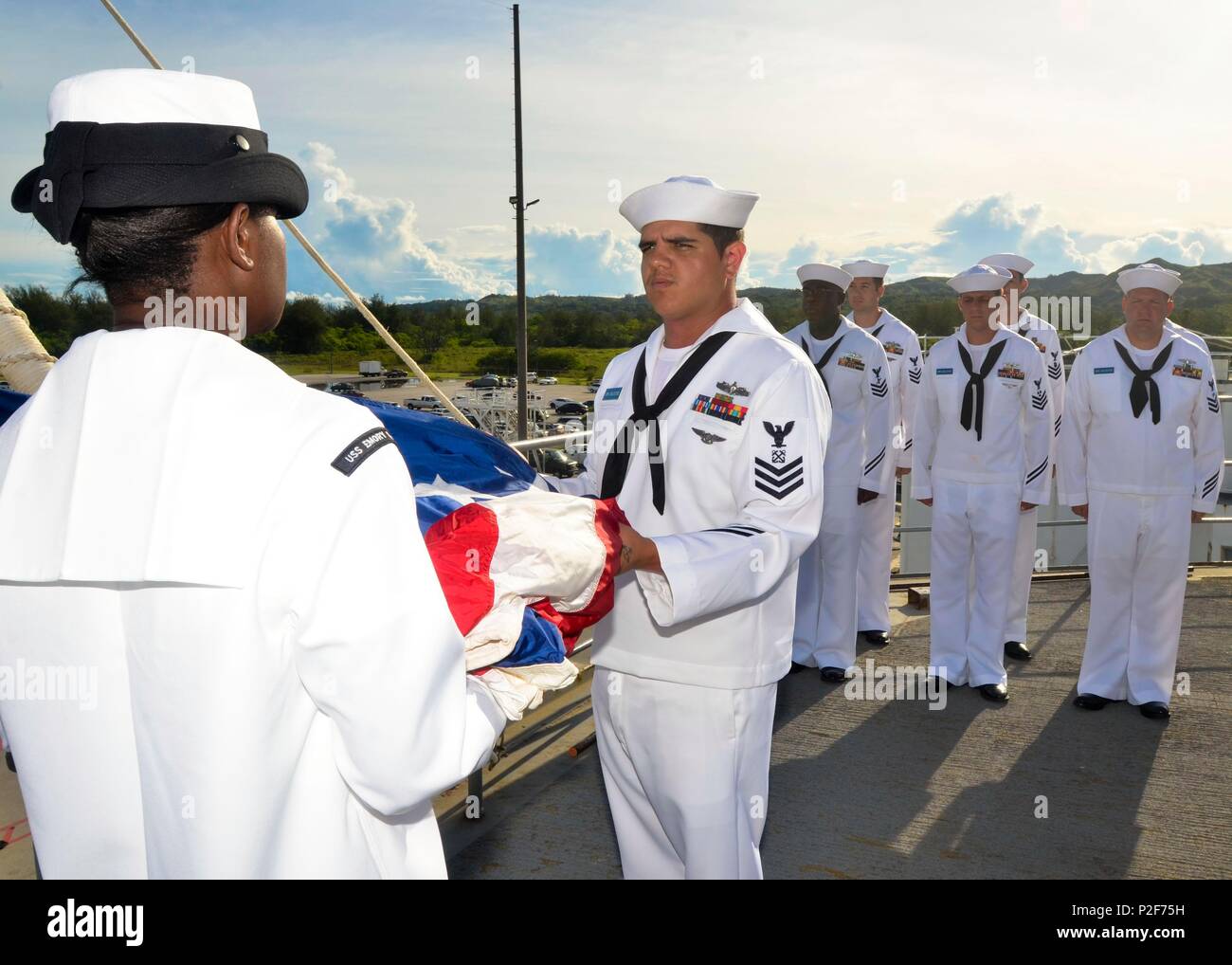 160911-N-IG 696-036 Santa Rita, Guam (Sept. 11, 2016) - Leiter zum U-Boot Tender USS Emory S. Land zugewiesen wählt (39) Bereiten Sie eine spezielle Sept. 11 Farben Zeremonie durchzuführen. Emory S. Land, in Guam homeported, führt die Wartung auf U-Boote und Überwasserschiffe in den USA 5. und 7 Flotte Bereiche. (U.S. Marine Foto von Mass Communication Specialist 3. Klasse Jason Amadi/freigegeben) Stockfoto