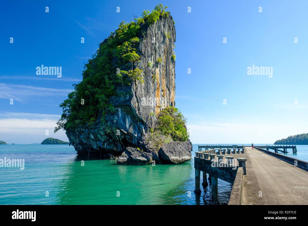 Thailand Songkhla Provinz, Tarutao National Marine Park, Ko Tarutao Insel, Ao Talo Wow, karstigen Felsen, die sich aus dem Ozean Stockfoto