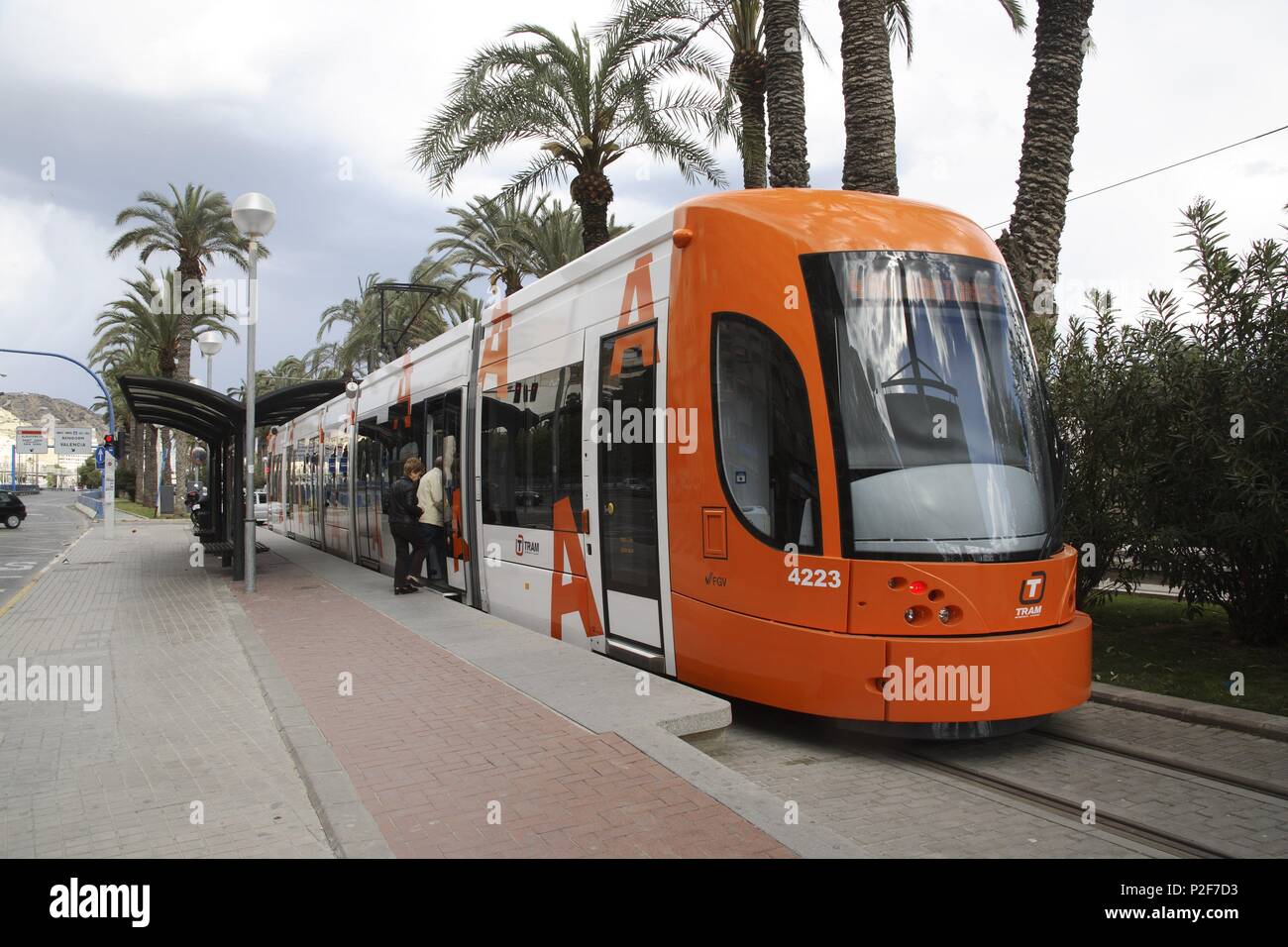 Spanien - Valencia autonome Region - L'ALACANTÍ (Kreis) - Alicante. Alicante (Hauptstadt); el Straßenbahn junto a la Playa del Postiguet; conecta con playeras localidades de Levante. Stockfoto