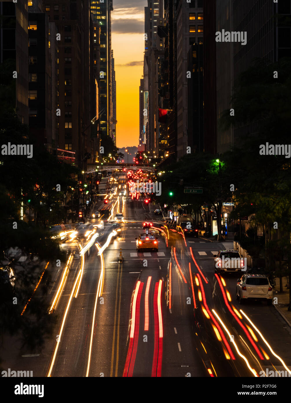 Wenn die Sonne untergeht Manhattanhenge entlang der 42nd Street in NEW YORK Stockfoto