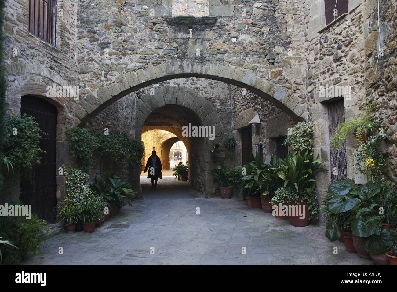 Spanien - Katalonien - Baix Empordá (Kreis) - Gerona. Monells; Karriere ich Bögen al Barri del Castell. Stockfoto