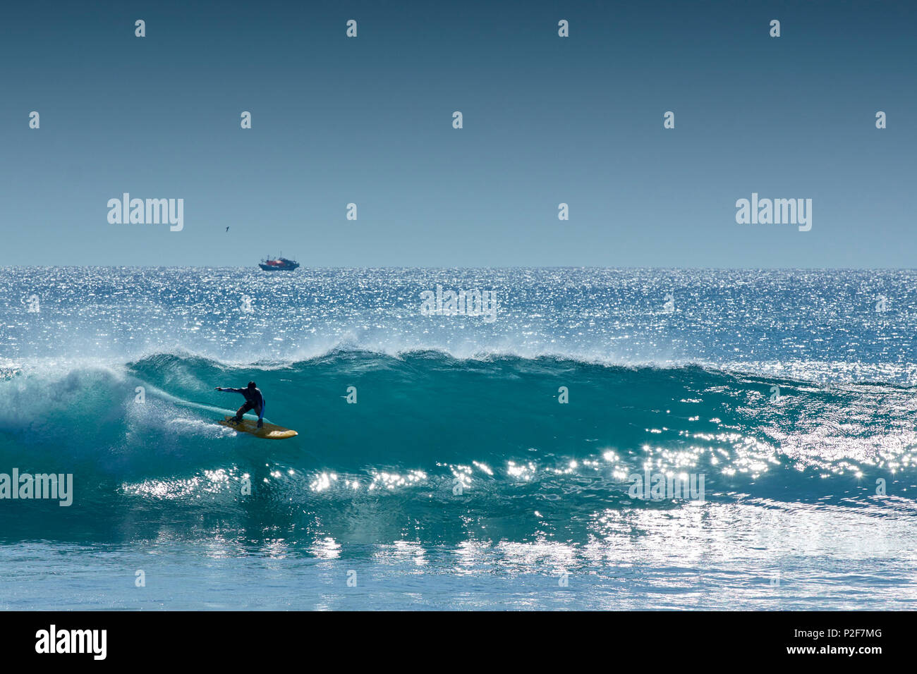 Surfer und Wellen auf Balangan Beach, Bali, Indonesien Stockfoto