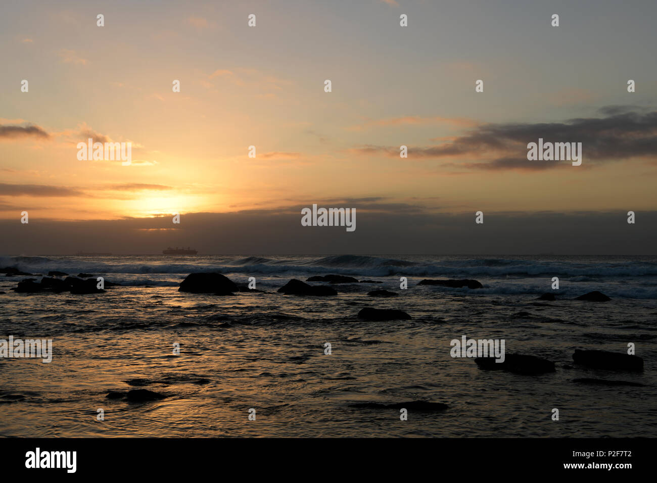 Durban, KwaZulu-Natal, Südafrika, Sonnenaufgang über dem Indischen Ozean, Landschaft, Meerblick Stockfoto