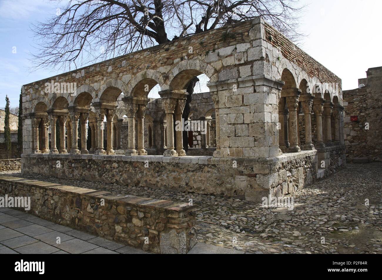 Spanien - Katalonien - Alt Empordá (Kreis) - Gerona. Peralada/Peralada; claustro románico del Convento de Sant Doménec. Stockfoto