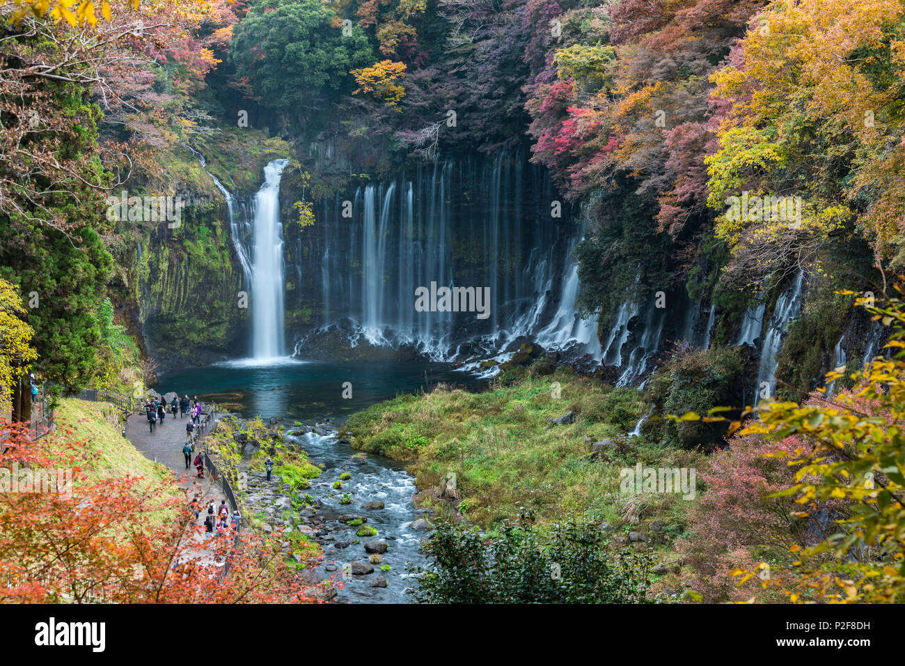Shiraito Wasserfälle von oben mit Touristen im Herbst, Fujinomiya, Präfektur Shizuoka, Japan Stockfoto