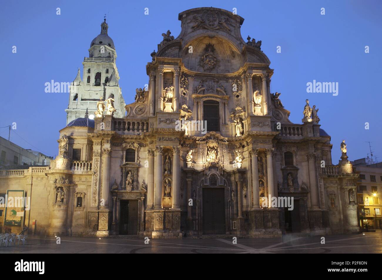 Spanien - La Huerta de Murcia (Kreis) - MURCIA. Murcia (Hauptstadt); Catedral y Plaza Del Cardenal Belluga; fachada/imafronte considerada una Obra maestra del barroco Español (Autor Jaime Bort). Stockfoto