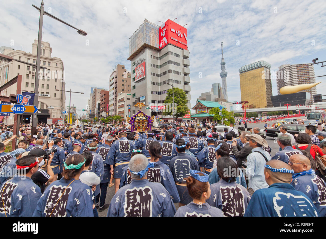 Japaner in Indigo Blue yukata mit tragbaren Schrein während Sanja Festival, Asakusa, Taito-ku, Tokyo, Japan Stockfoto