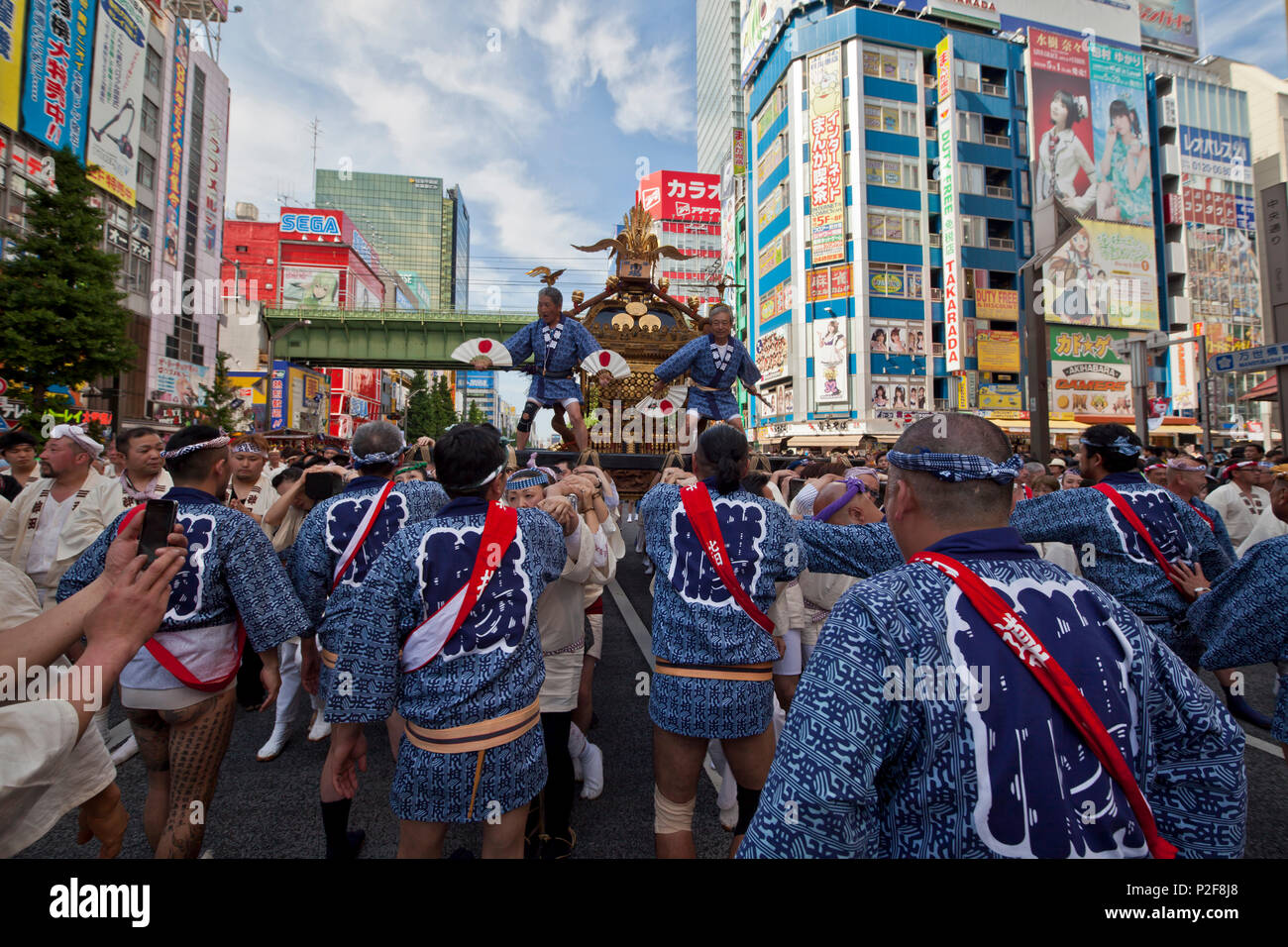 Japaner in Indigo Blue yukata mit tragbaren Schrein in Kanda Festival, Akihabara, Tokio, Japan Stockfoto