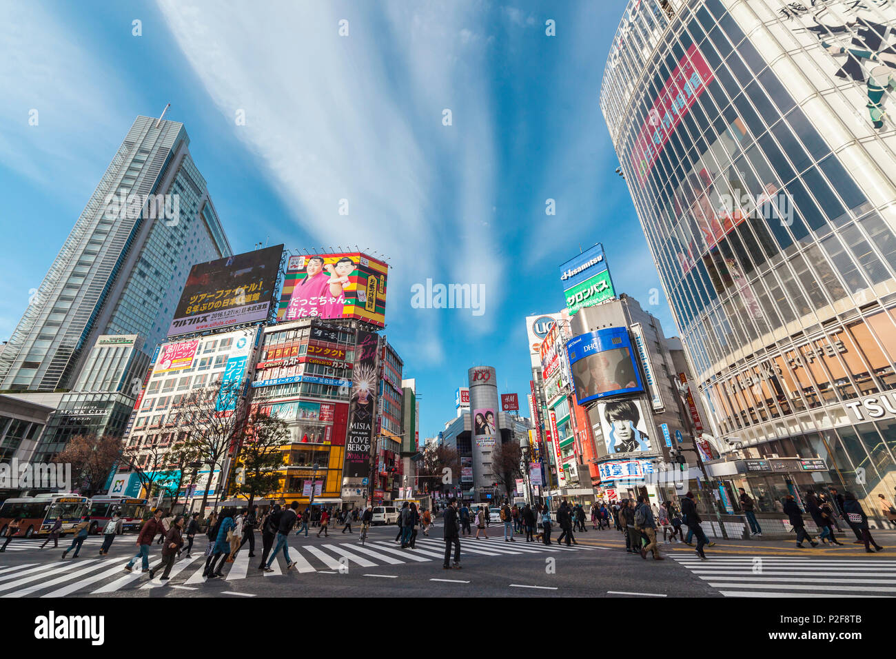 Shibuya Crossing mit Menschen am Morgen, Shibuya, Tokio, Japan Stockfoto