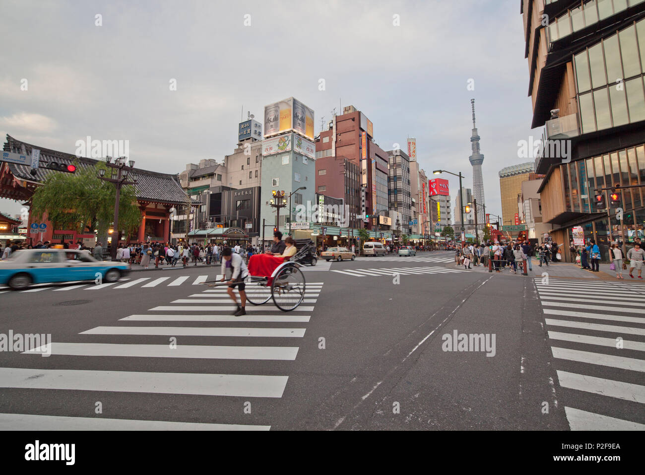 Neue und Edo Stil des Taxi an der Kreuzung vor Kaminari-mon in Asakusa, Taito-ku, Tokyo, Japan Stockfoto