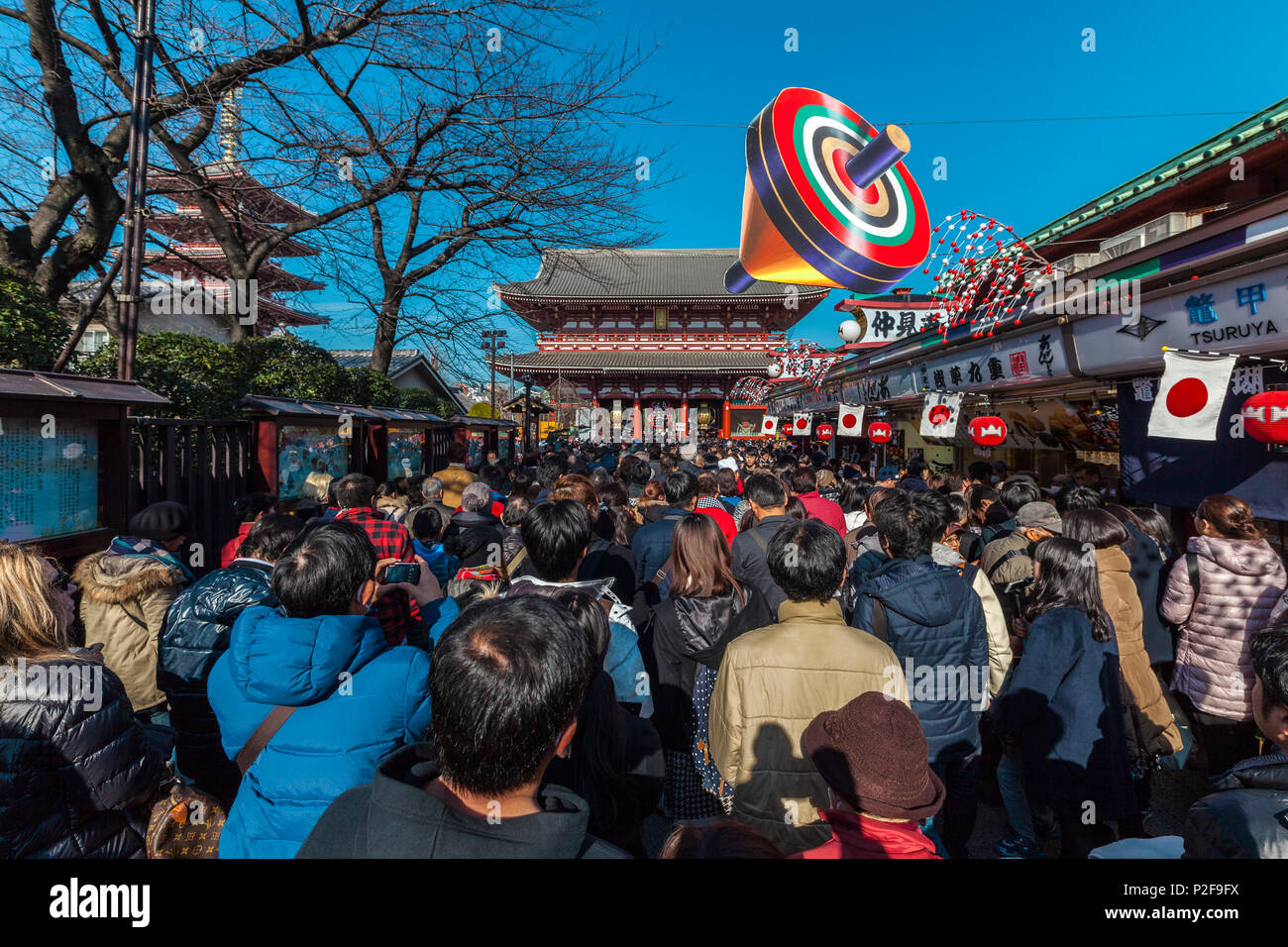 Menge vor Tempel Senso-ji in Asakusa im neuen Jahr, Taito-ku, Tokyo, Japan Stockfoto