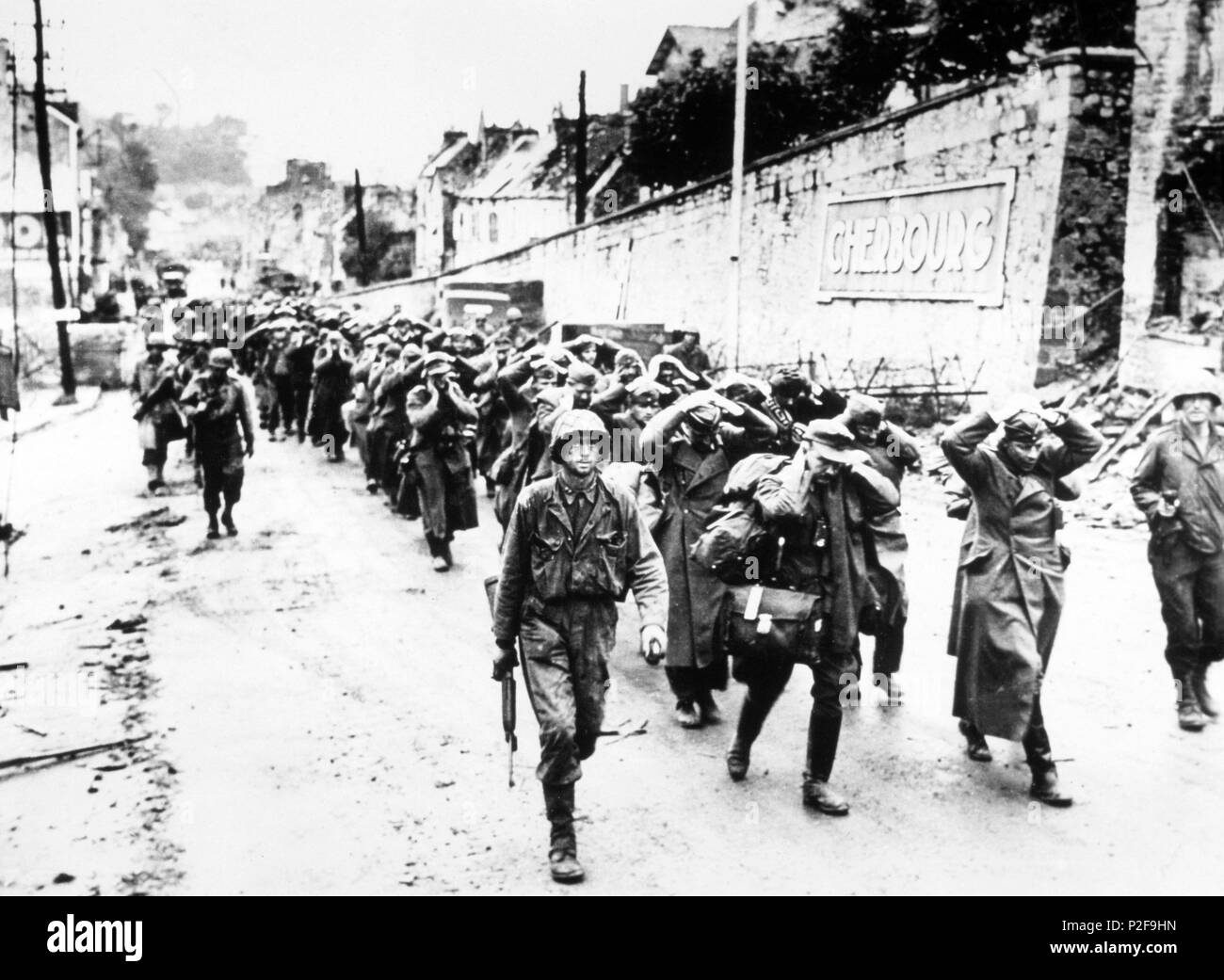 US-GI's März deutsche Kriegsgefangene aus Cherbourg nach der Schlacht von Cherbourg, Juni 1944. Stockfoto