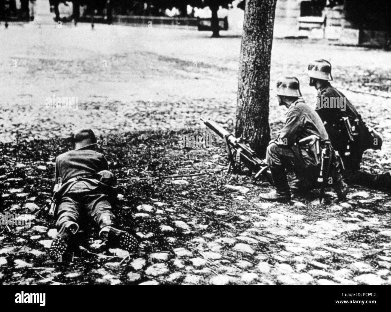 Deutsche reactionairies versucht der alten Festungsanlage Custrin auf dem Fluss Orde zu überraschen. Der Polizei gelang es überraschend den Putsch und Inhaftierung der Rebellen. Hier die Polizei mit Maschinenpistolen vor dem Gefängnis der Rebellen. Stockfoto