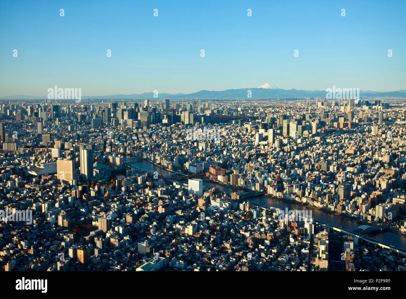 Tokyo mit Sumida River und Mt. Fuji von Skytree, Sumida-ku, Tokyo, Japan gesehen Stockfoto
