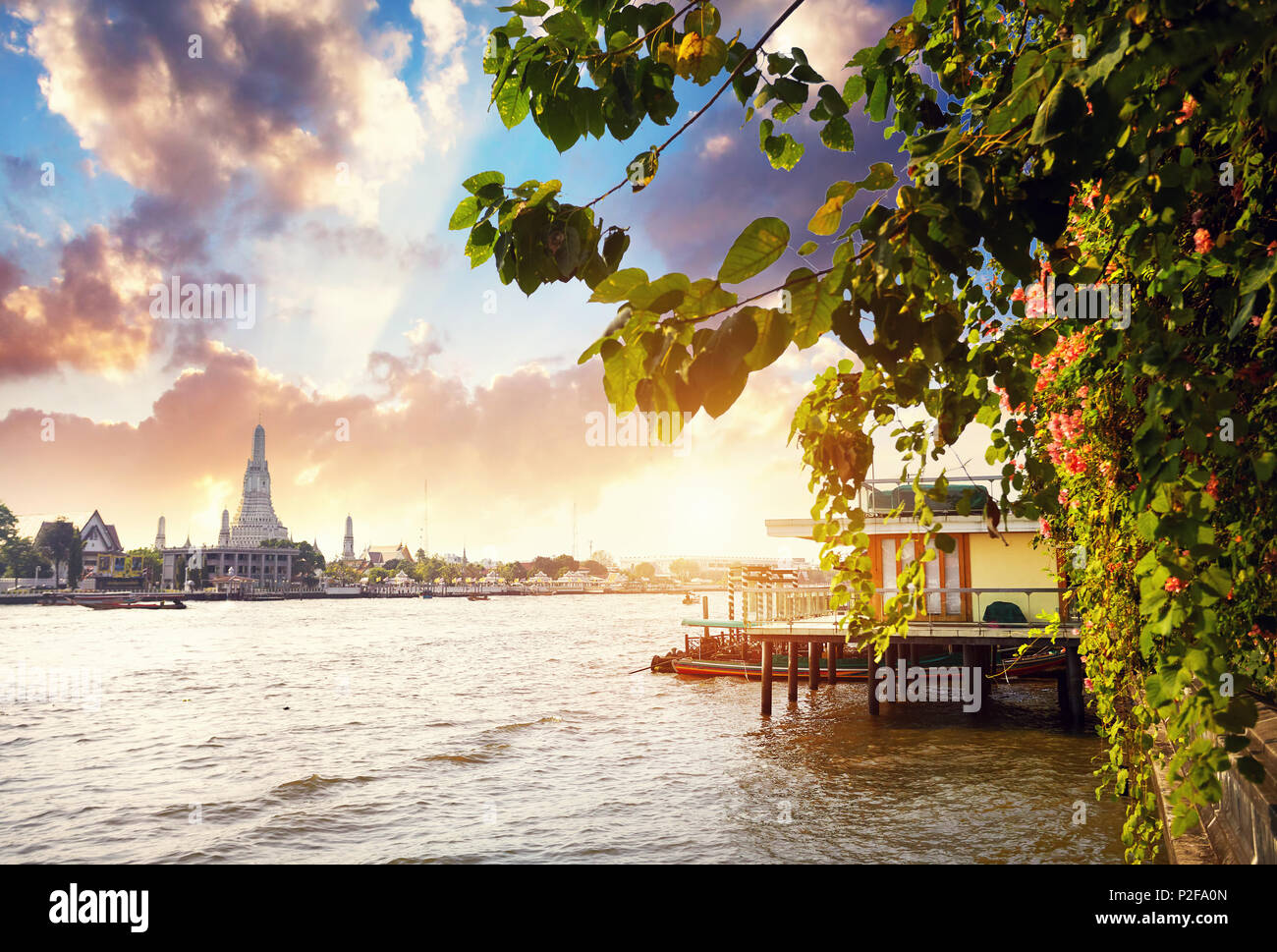 Ausblick auf Wat Arun und Chao Phraya River bei Sonnenuntergang in Bangkok, Thailand Stockfoto