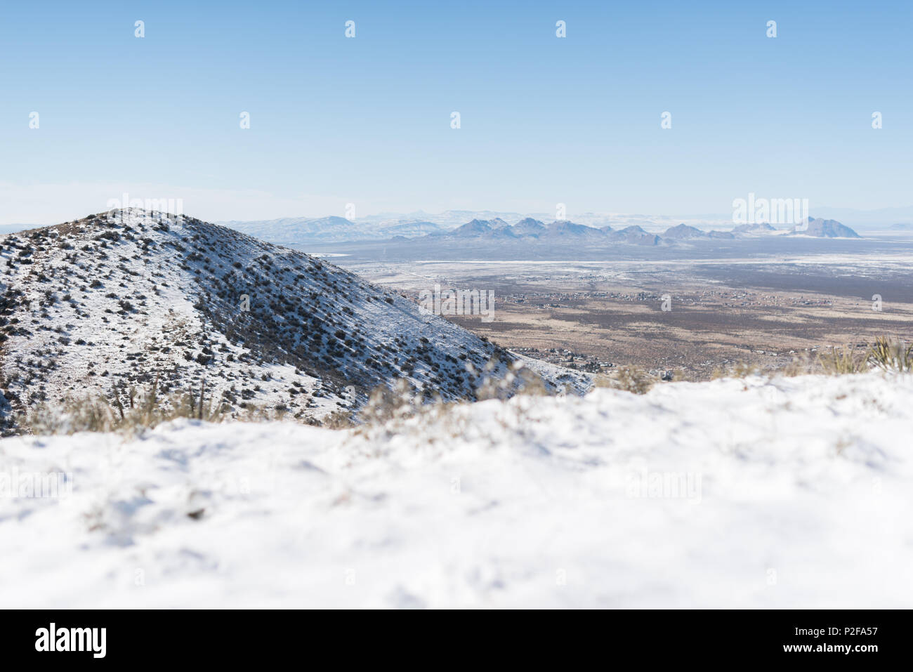 Eine verschneite Landschaft mit einer Bergkette in der Ferne in der Nähe von Las Cruces, New Mexico. Stockfoto