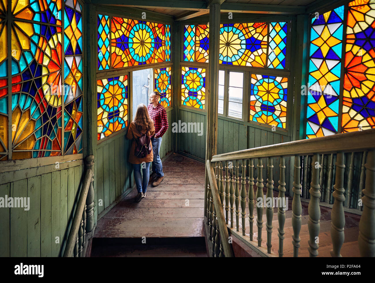 Romantisches Paar von Tourist am Balkon mit Treppe und buntes Mosaik Gläser in der Altstadt von Tiflis, Georgien. Stockfoto