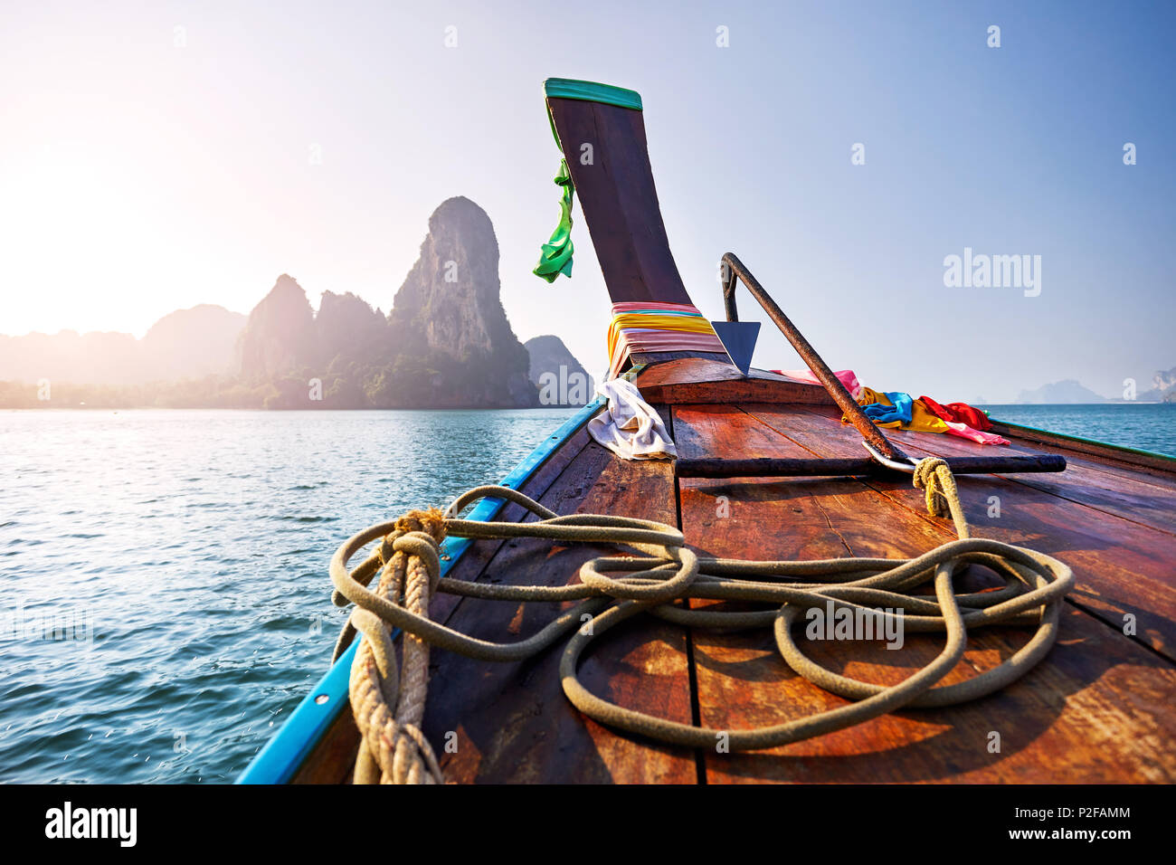 Kreuzfahrt bei Long Tail Boot mit Blick auf tropische Inseln am sonnigen Tag in der Andaman Sea, Thailand Stockfoto