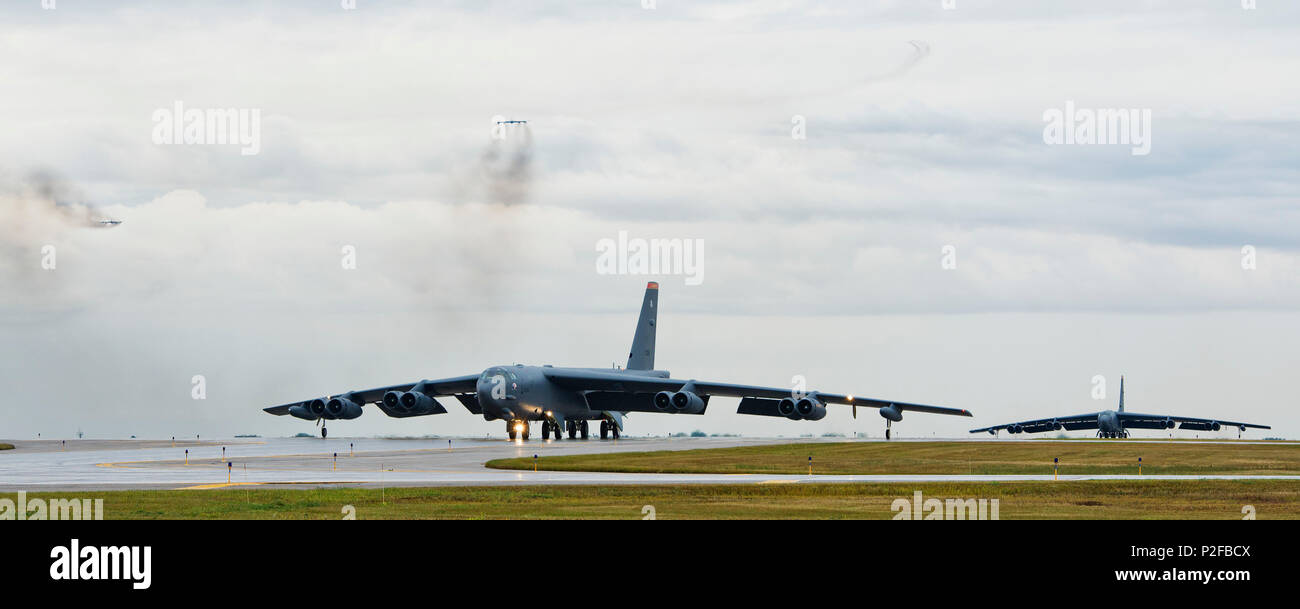Zwei B-52H Stratofortress Bomber fahren am 16. September 2016 auf der Minot Air Force Base während der Prairie Vigilance 16-1. Der 5. Bombenflügel führte die Übung ab September 11-16 durch, um seine Fähigkeit zur Durchführung konventioneller und nuklearfähiger Missionen zu testen. Im Rahmen der Übung wurden die Bereitschaft, die operativen Verfahren, die Alarmreaktion und die strategische Abschreckung bewertet und die Rolle des Global Strike Command der Luftwaffe in der nationalen Verteidigung demonstriert. Stockfoto