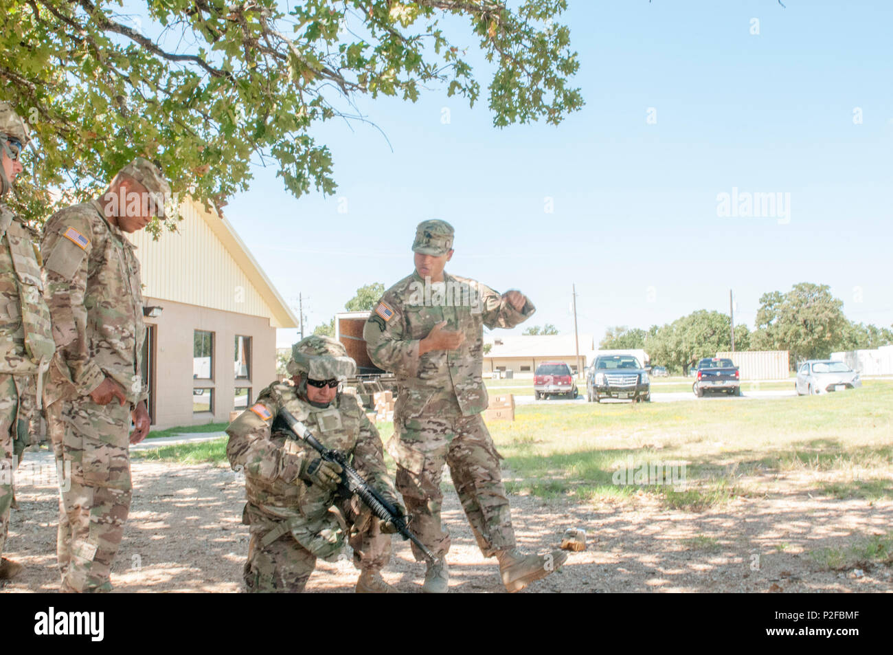 Us-Soldaten an die 369 Sustainment Brigade der New York Army National Guard verhalten Treffsicherheit Training in Fort Hood, Texas am September 16, 2016 zugeordnet. Mehr als 300 Soldaten der Brigade führen post Mobilisierung Training in Fort Hood für eine Bereitstellung in Kuwait vorzubereiten. (U.S. Army National Guard Foto von Sgt. Jeremy Bratt) Stockfoto