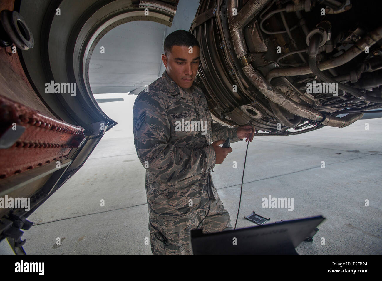 Staff Sgt. Ian Colon-Cotto, 108 Flügel, New Jersey Air National Guard, führt eine Bohrung Umfang die Überprüfung auf der KC-135 Stratotanker der CFM-56R Motor im Joint Base Mc Guire-Dix - Lakehurst, New Jersey, Sept. 18, 2016. September 18 Ist 69 der Luftwaffe Geburtstag. (U.S. Air National Guard Foto von Master Sgt. Mark C. Olsen/Freigegeben) Stockfoto