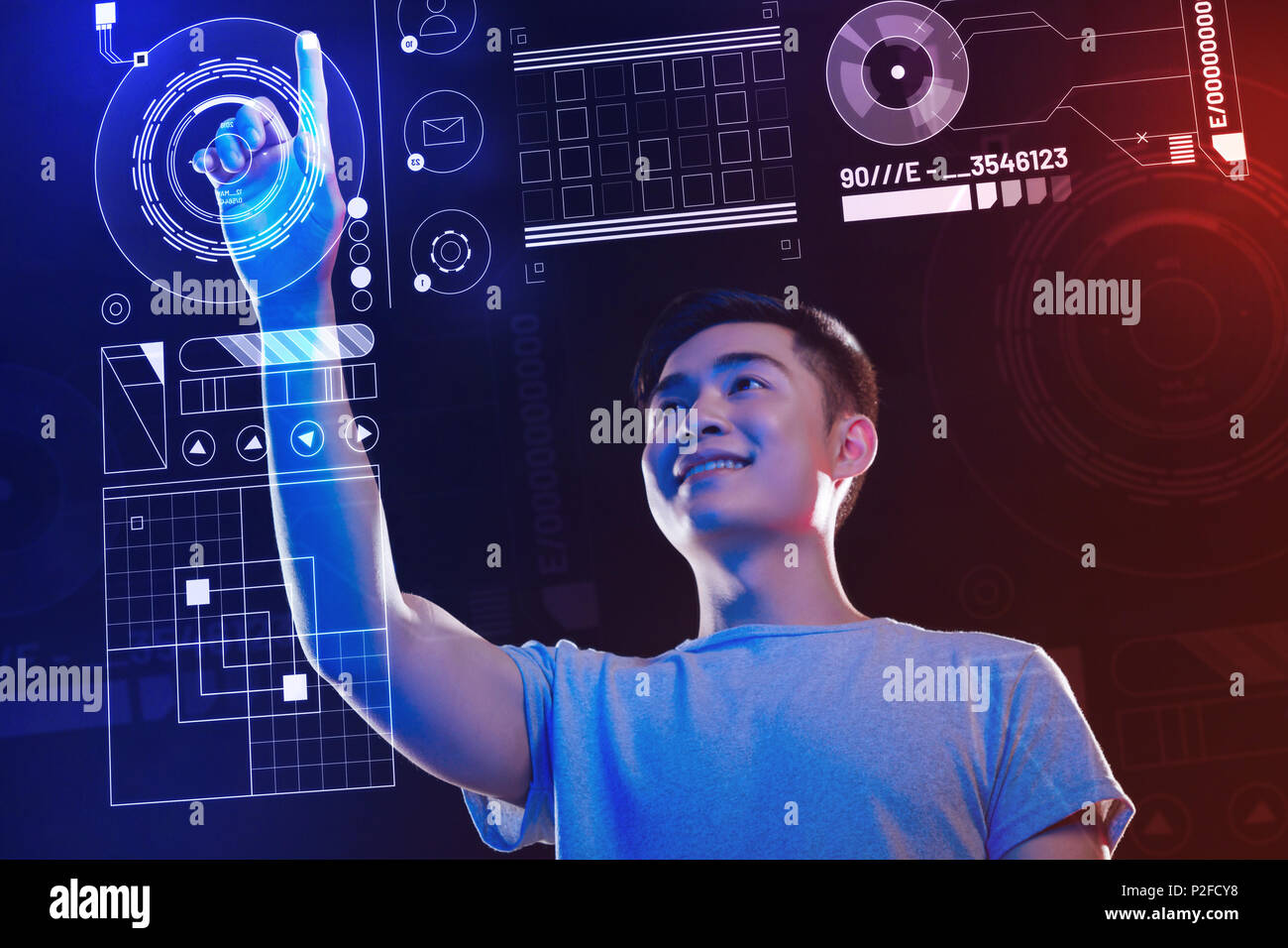 Positive Software Entwickler berühren das Hologramm und Gefühl interessiert Stockfoto