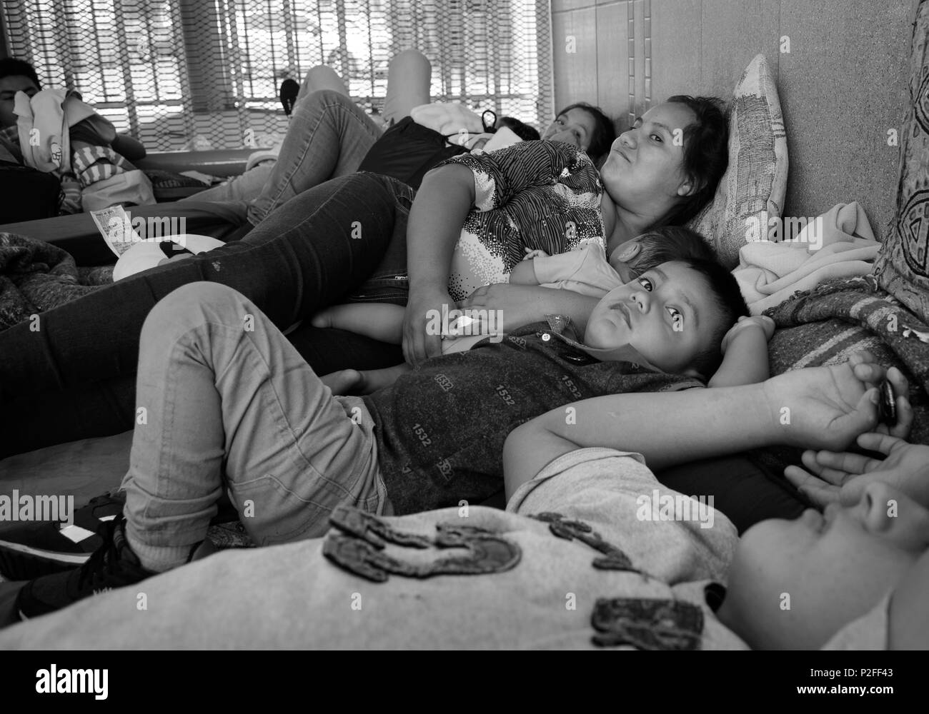 Familien aus Guatemala und Mexiko, die um Asyl in den Vereinigten Staaten warten für viele Tage im Port-of-Eintrag in Nogales, Sonora, Mexiko für uns offic Stockfoto