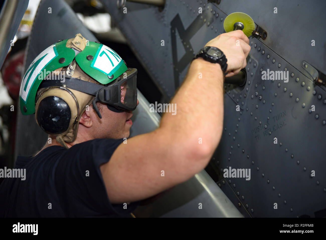 160917-N-IE397-040 arabischen Golf (17. September 2016) Luftfahrt strukturelle Mechaniker 3. Klasse Brian Ware von Shelby, NC, nutzt eine high-Speed pneumatische Klappe Rad Mühle um Korrosion aus einem MH-60 s Sea Hawk zugewiesen, die staubigen Hunde der Hubschrauber Meer bekämpfen Squadron (HSC) 7 im Hangar des Flugzeugträgers USS Dwight D. Eisenhower (CVN-69) (Ike) Bucht zu entfernen. Ike und die Carrier Strike Group werden eingesetzt zur Unterstützung der Operation inhärenten lösen, maritime Sicherheit und Sicherheitsbemühungen Zusammenarbeit Theater in den USA 5. Flotte Einsatzgebiet. (U.S. Navy Photo von Masse Communicati Stockfoto