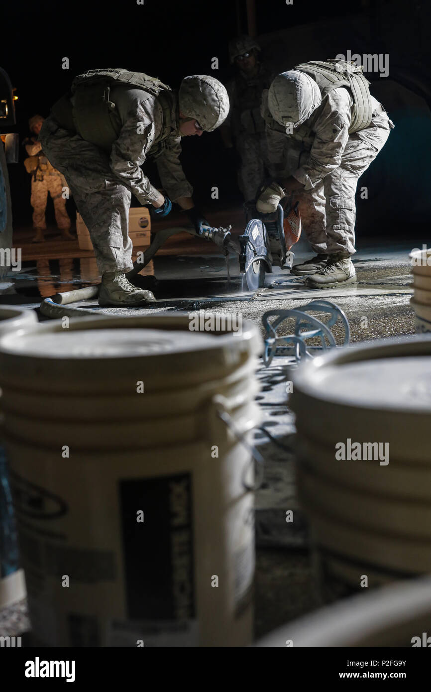 Us-Marines mit Marine Wing Support Squadron 373, Special Purpose Marine Air-Ground Task Force - Krisenmanagement - Central Command, Durchführung Flugplatz Reparatur bei Al Taqaddum Air Base, Irak, Nov. 20, 2016. Der ADR durchgeführt gewährleistet zukünftige Operationen auf dem Flug Linie sicher durchgeführt werden könnte. Beraten und unterstützen Seiten wie Al Taqaddum Air Base sind ein integraler Bestandteil der Combined Joint Task Force - Betrieb die Lösung der multinationalen Bemühung, die militärische Fähigkeit der irakischen Sicherheitskräfte zu erhöhen, den Islamischen Staat im Irak und der Levante zu besiegen. (U.S. Marine Corps Foto b Stockfoto