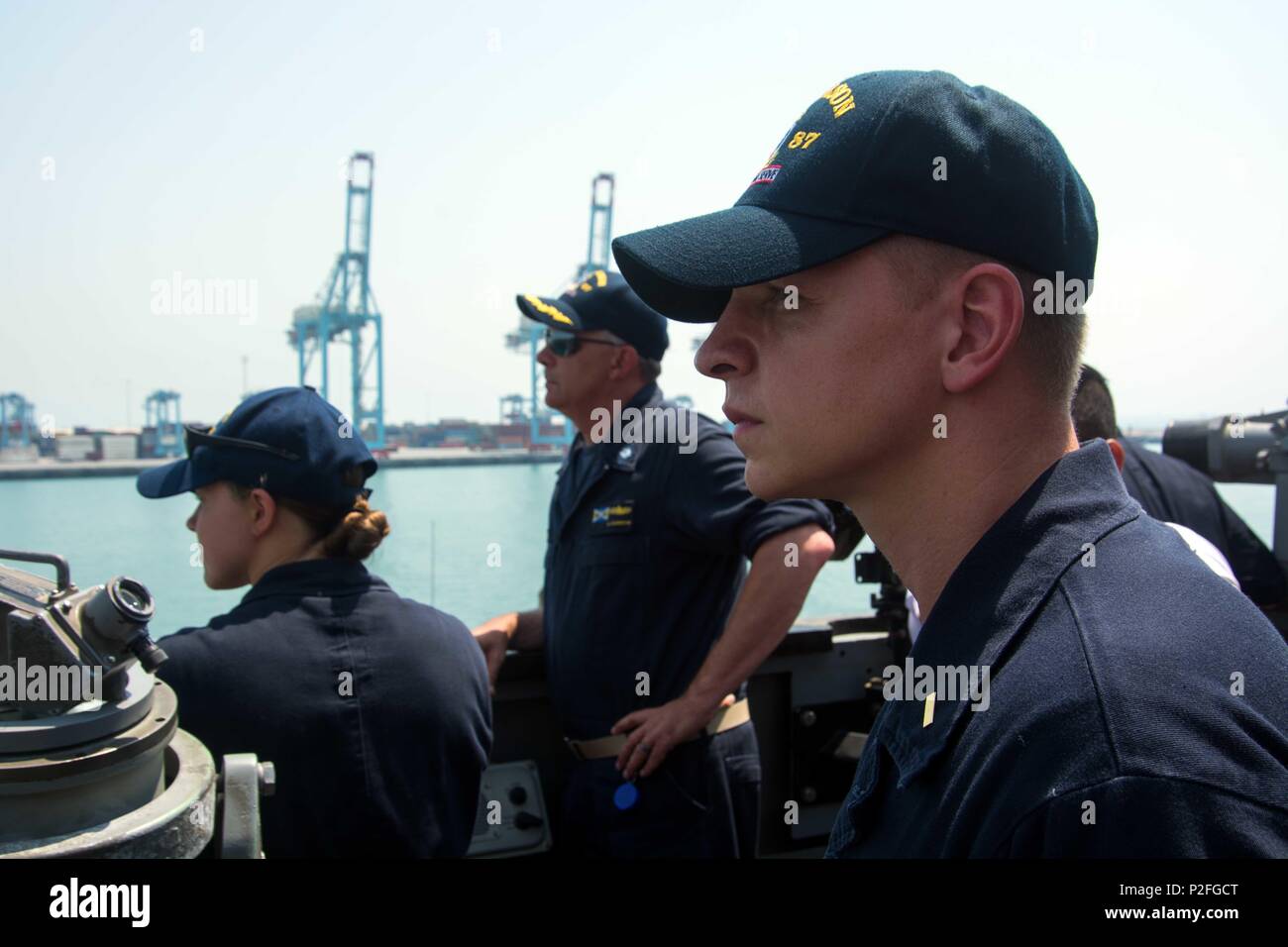 160901-N-CL 027-086 BAHRAIN (Sept. 1, 2016), der Stern Jef Van Hoof von Fremont, Mich., rechts, fungiert als Offizier der Deck während Cmdr. Christopher J. Gilbertson von Minneapolis, Mitte, kommandierender Offizier der geführten Anti-raketen-Zerstörer USS Mason (DDG87), beauftragt, der Stern Susan Funk von Weatherly, Pa, während ein Meer und Anker Evolution. Mason, eingesetzt als Teil der Eisenhower Carrier Strike Group, unterstützt Maritime Security Operations und Theater Sicherheit Zusammenarbeit in den USA 5 Flotte Bereich der Operationen. (U.S. Marine Foto von Mass Communications Specialist 3. Klasse Lagazo Janweb B. Stockfoto