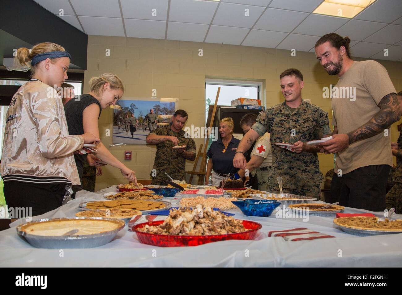 Us-Marines mit verwundeten Krieger Bataillon Ost, Soldaten, die in den königlichen Dänischen Armee und ihre Familien dienen, sich essen während der dänischen Krieger besuchen, Maxwell Hall, Camp Lejeune, N.C., Sept. 12, 2016. Der Zweck der Begehung war die Förderung der Kameradschaft unter den internationalen militärischen Service Mitglieder und die Gesundheit und das Wohlbefinden der Marines und dänischen Militär die Wiederherstellung von physischen und psychischen Herausforderungen fördern. (U.S. Marine Corps Foto von Lance Cpl. Judith L. Harter) Stockfoto