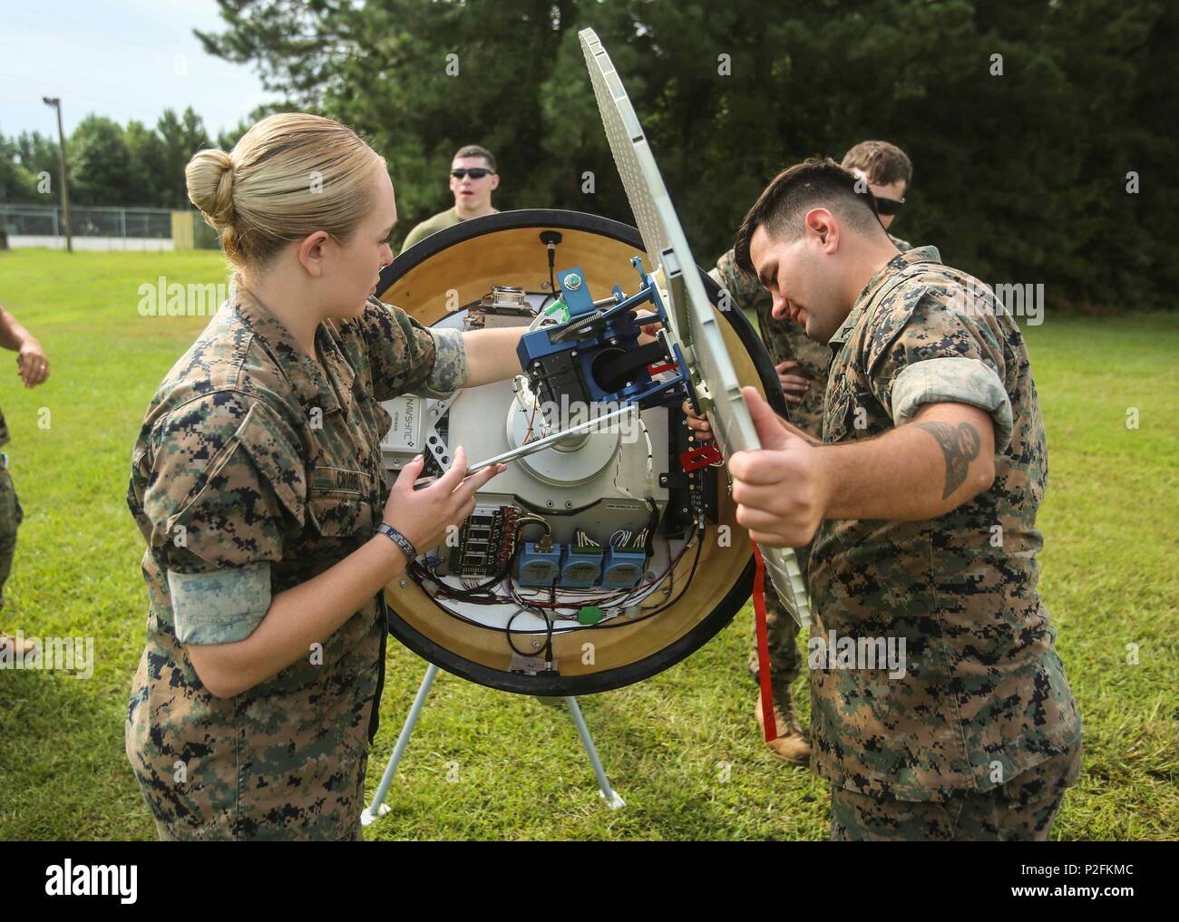 Marines prüfen für elektrische Probleme in einem Wetterradar Subsystem in der Marine Corps Air Station New River, N.C., Sept. 14, 2016. Marines mit Meteorologie und Ozeanographie Platoon, 2 Intelligenz Bataillon und Marine Air Traffic Control Loslösung Bravo, Marine Air Traffic Control Squadron 2 stellen Sie sicher, dass die Verkabelung korrekt ist, bevor Sie den Betrieb der Frau. (U.S. Marine Corps Foto von Lance Cpl. Ashley Lawson/Freigegeben) 160914-M-IH 158-112 Stockfoto