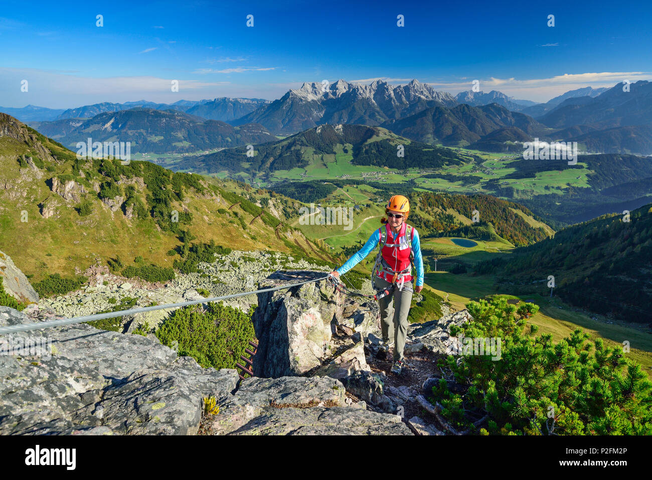 Frau aufsteigend Klettersteig, Loferer Steinberge Bereich im Hintergrund, Klettersteig Henne, Henne, Kitzbühel, Tirol Stockfoto