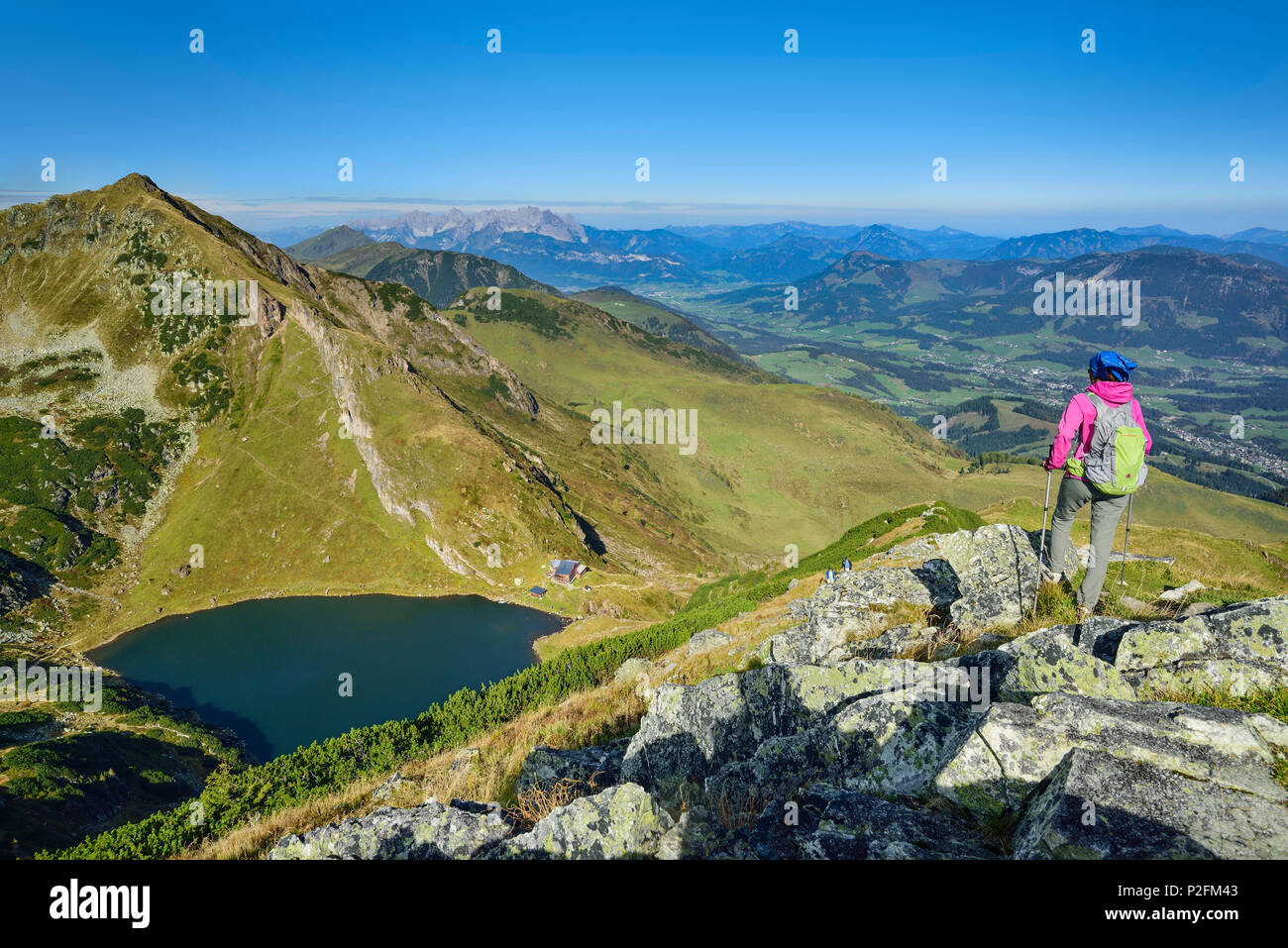 Frau auf der Suche nach Wildseeloder, Wildsee und Kaiser Bereich, während sie wandern, Henne, Kitzbühel, Tirol, Österreich Stockfoto