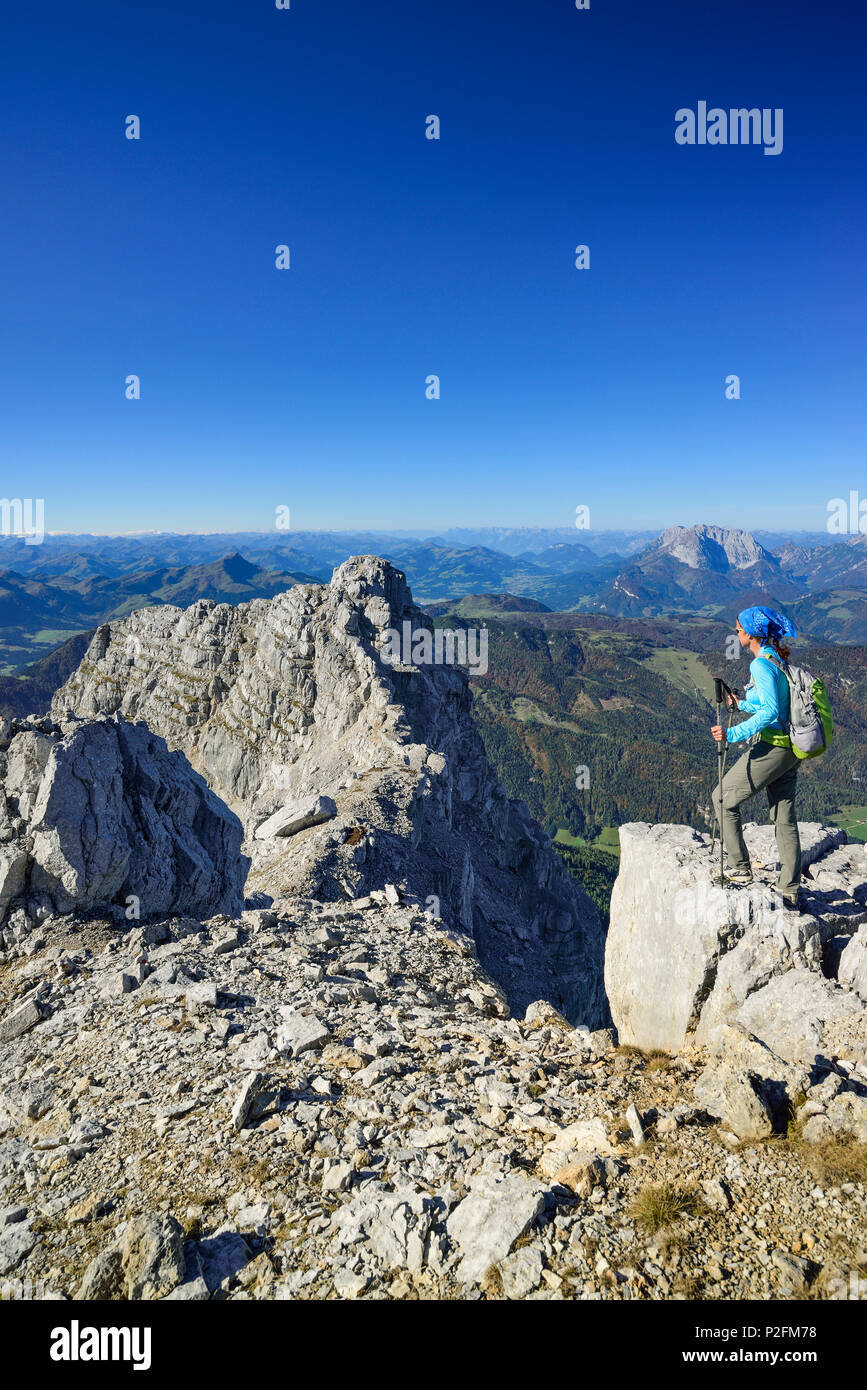 Frau, die auf dem Gipfel des Rothorns mit Blick auf Rothoernl und Kaiser, Nurracher Höhenweg, Rothorn, Loferer Steinberge ra Stockfoto