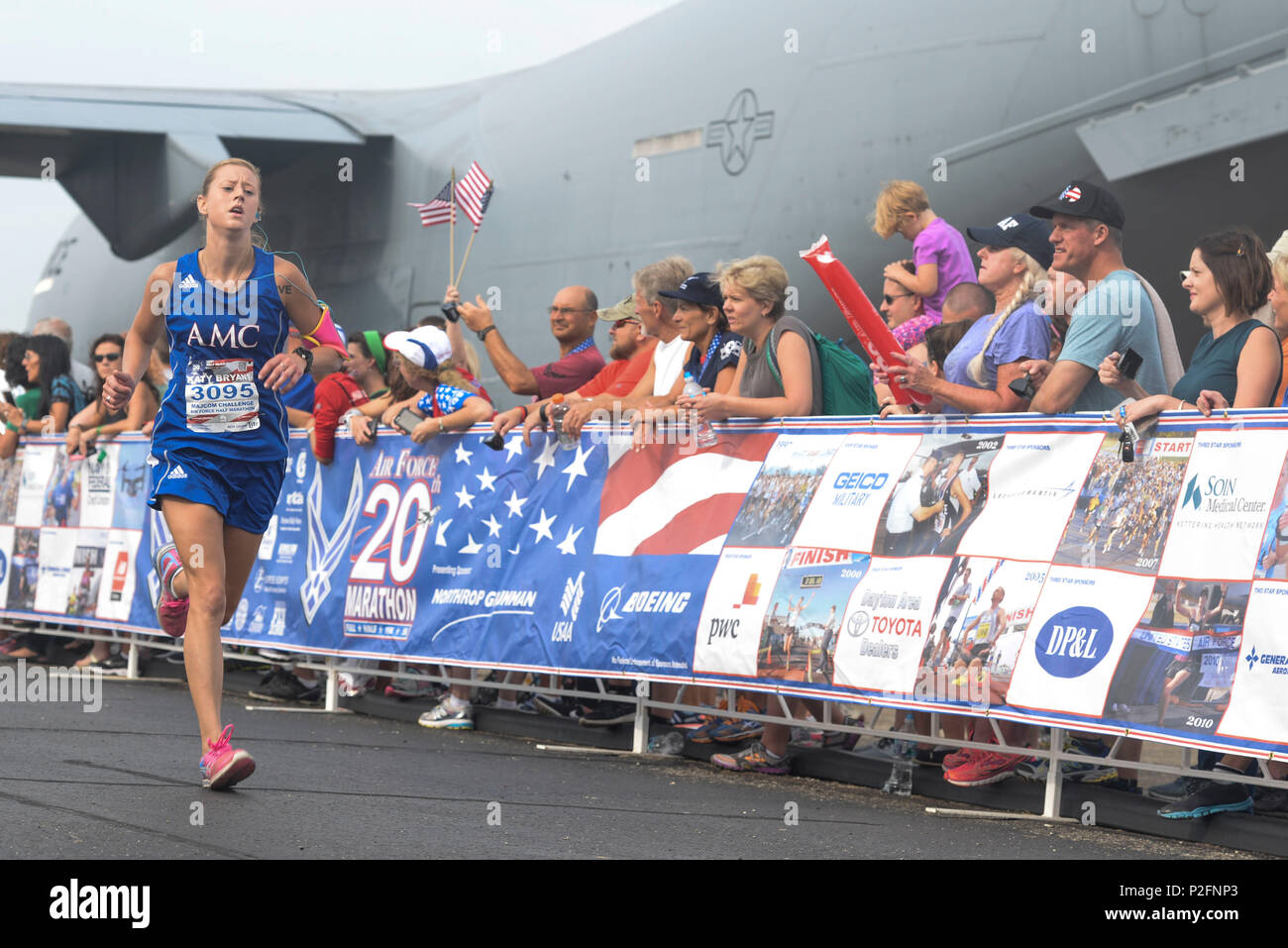 Us-Luftwaffe Kapitän Katheryn Bryant ein Air Mobility Command, Major Befehl Läufer von Scott Air Force Base, Illinois, läuft die Endphase des Rennen vor Menschenmassen während der Air Force Marathon 2016, bei der Wright-Patterson AFB, Ohio, Sept. 17, 2016. Bryant beendete das Rennen mit einer Zeit von 1:31:32. Der diesjährige Marathon brachte Läufer, Walker und Zuschauer aus allen 50 Staaten und vielen anderen Ländern. (U.S. Air Force Foto von Wesley Farnsworth) Stockfoto