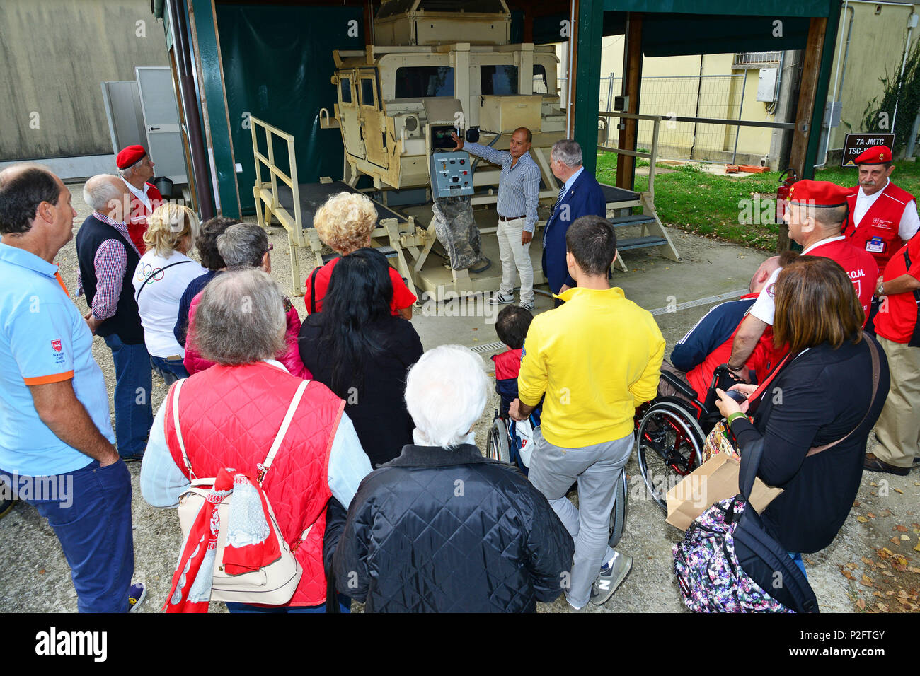 Joseph Gallegos, Training Specialist, Schulung Support Center Italien, zeigt die High Mobility Multipurpose Rädern (Hmmwv) Ausstieg Hilfe Trainer (Wärme) bei der Delegation des Souveränen Malteserordens, während des Besuchs in der Caserma Ederle, 22 Sept. 2016, Vicenza, Italien. Des Souveränen Malteserordens (SMOM) oder Bestellung von Malta, ist eine römisch-katholische traditionell von militärischen, Ritterlichen und edlen Natur für die Verteidigung des katholischen Glaubens und der Unterstützung der Armen. (U.S. Armee Foto von visuellen Informationen Spezialist Paolo Bovo/Freigegeben) Stockfoto