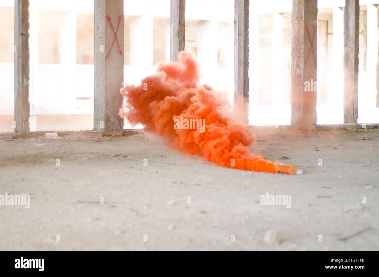 Orange Rauchgranate in Gebäude Stockfoto